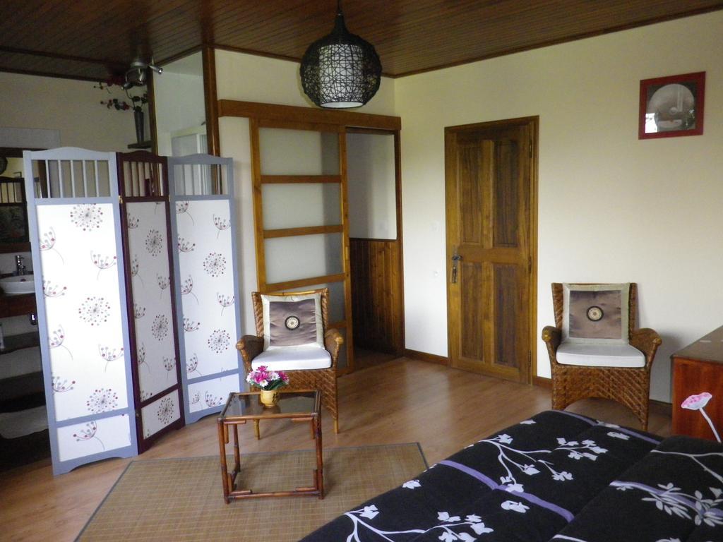 Chambre D'Hotes La Haie Fleurie Chevillard Ruang foto